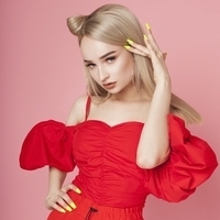 Іш киімдегі жетілген әйелдердің үйдегі фотосуреттері Ол фотода мысығынан сипап тұрған